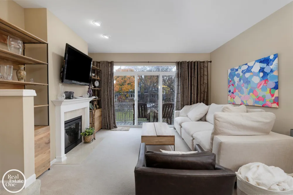 1048 Lakepointe Street Grosse Pointe Park City, MI 48230