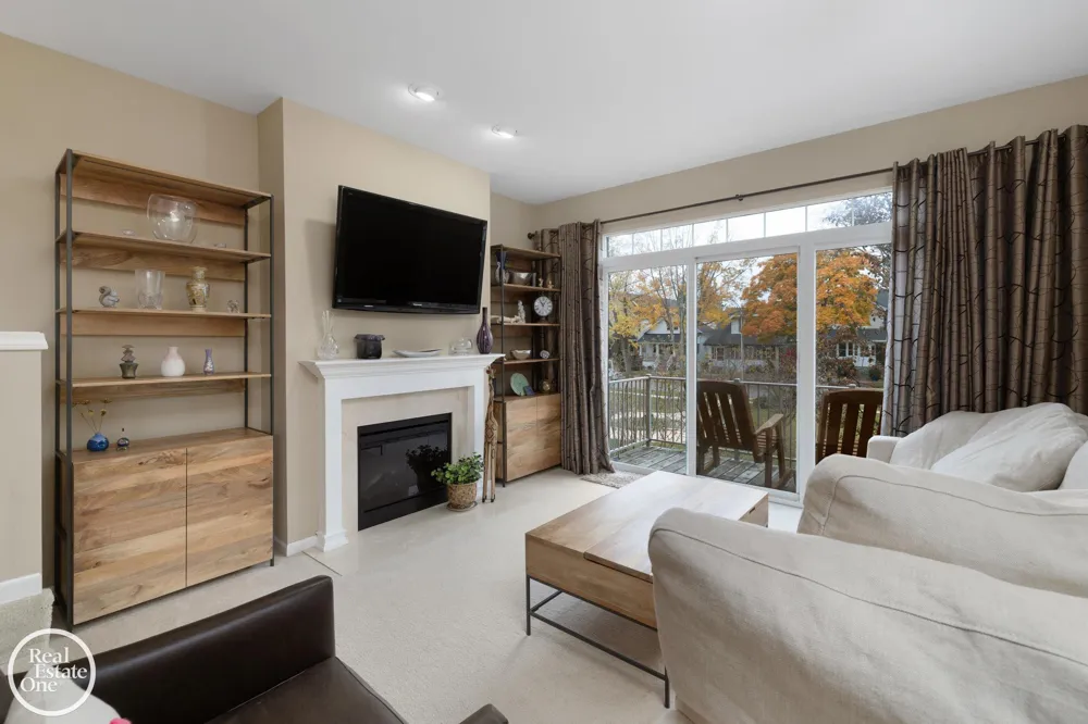 1048 Lakepointe Street Grosse Pointe Park City, MI 48230