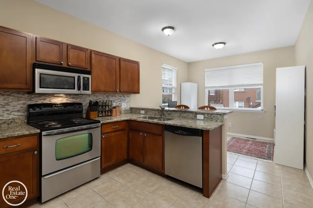 1048 Lakepointe Street Grosse Pointe Park City, MI 48230