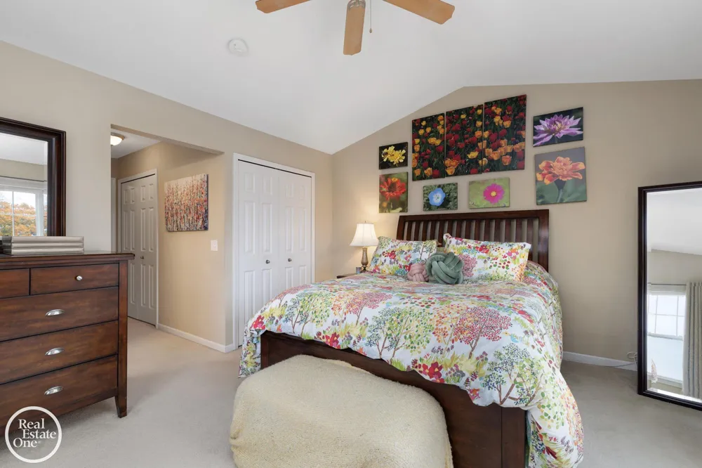 1048 Lakepointe Street Grosse Pointe Park City, MI 48230