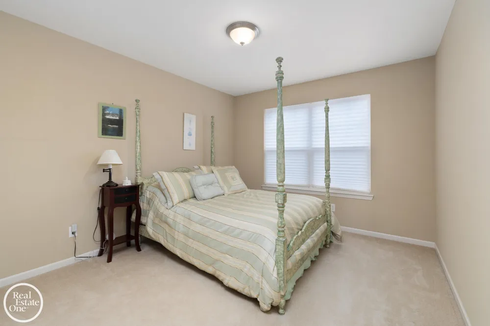 1048 Lakepointe Street Grosse Pointe Park City, MI 48230