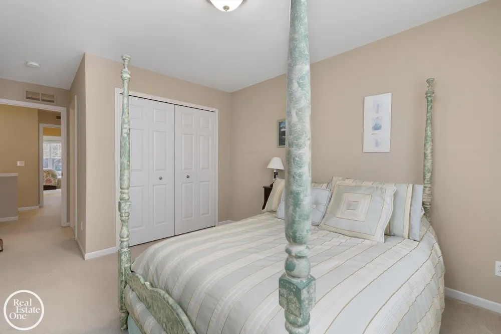 1048 Lakepointe Street Grosse Pointe Park City, MI 48230