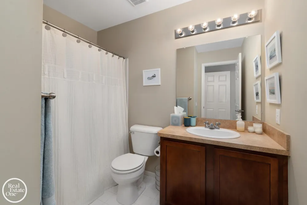 1048 Lakepointe Street Grosse Pointe Park City, MI 48230