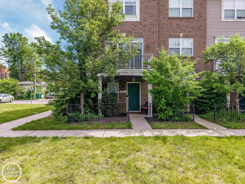 1048 Lakepointe Street Grosse Pointe Park City, MI 48230