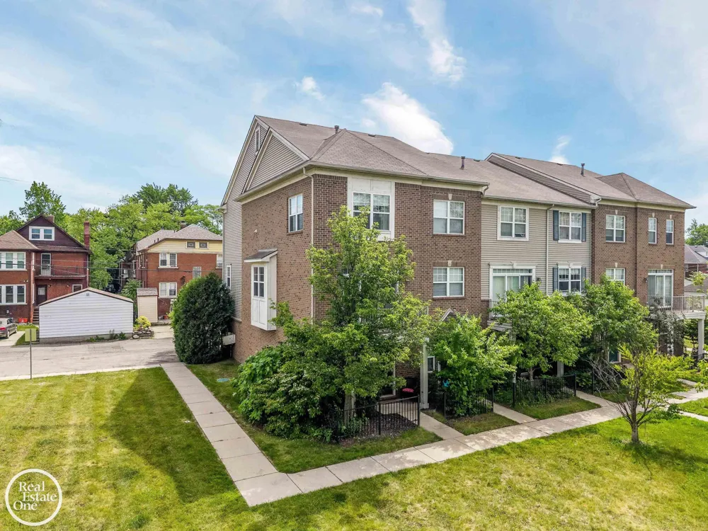 1048 Lakepointe Street Grosse Pointe Park City, MI 48230