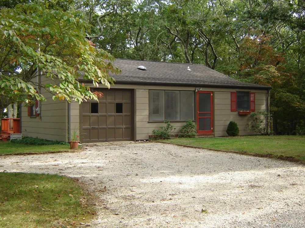 1 Whippoorwill Lane Hampton Bays, NY 11946