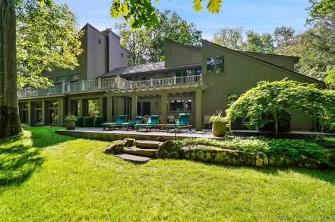 17 Eastwoods Road