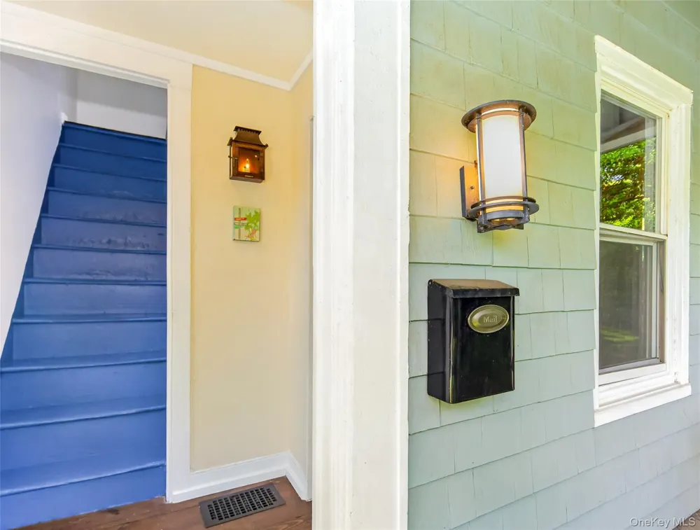 98 Powell Avenue Southampton, NY 11968
