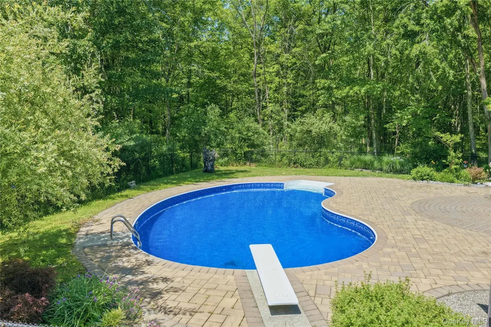 6 Foxwood Road New Paltz, NY 12561
