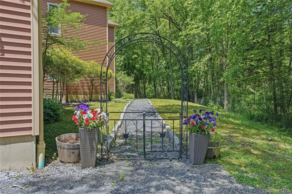 6 Foxwood Road New Paltz, NY 12561