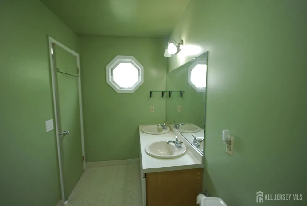 96 Brewster Circle Old Bridge, NJ 08857