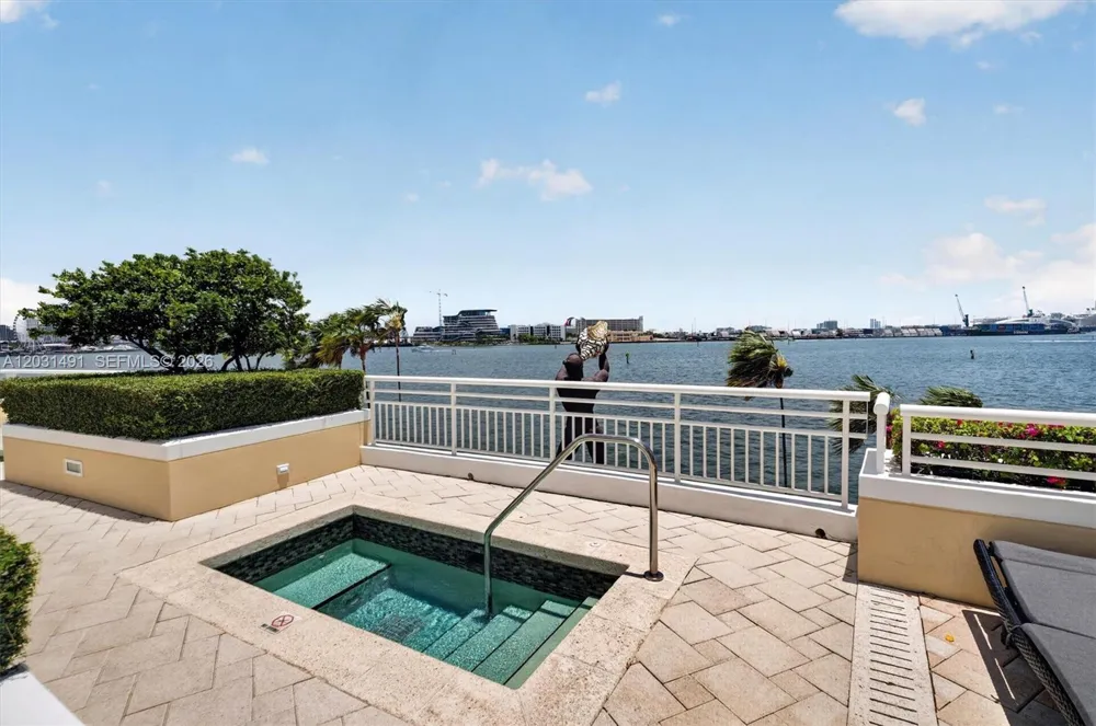 848 Brickell Key Dr #3402 Miami, FL 33131