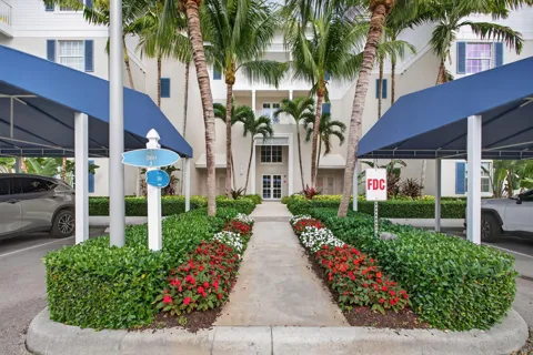 834 Bay Colony Drive S
