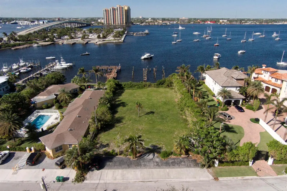2715 Lake Drive Riviera Beach, FL 33404