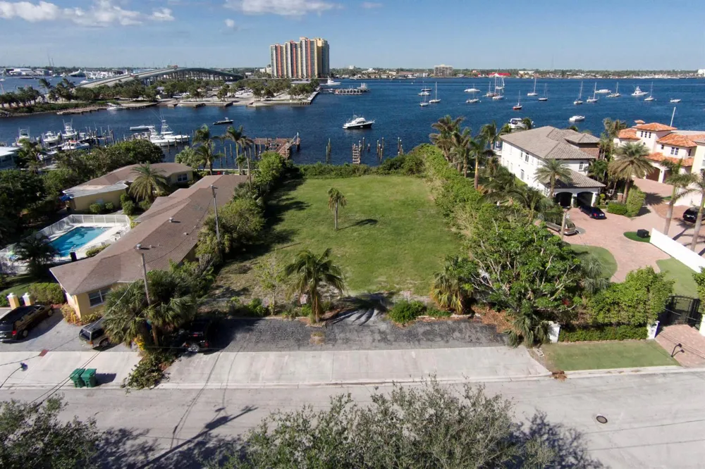 2715 Lake Drive Riviera Beach, FL 33404
