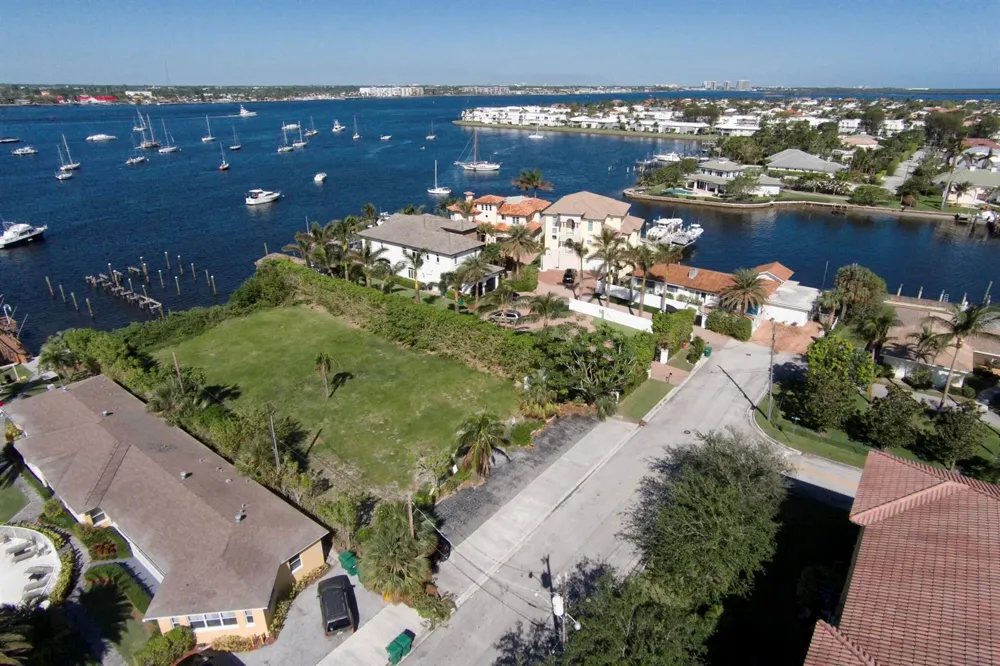 2715 Lake Drive Riviera Beach, FL 33404