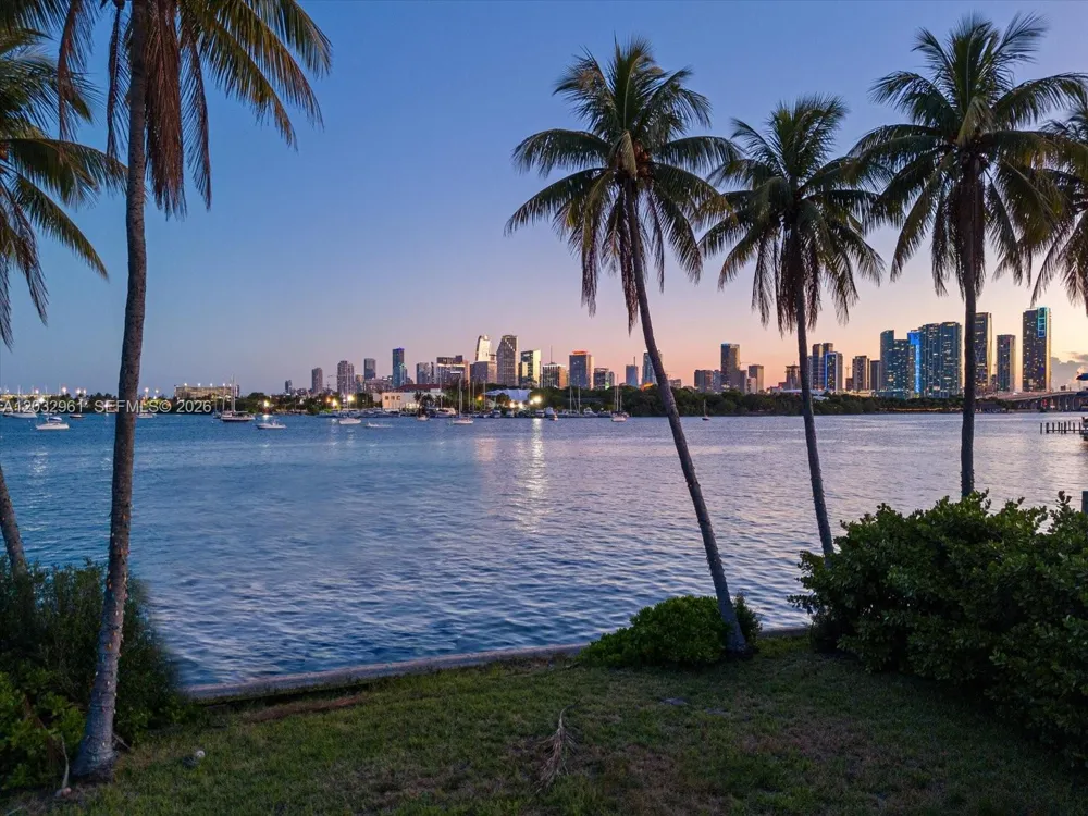 1228 S Venetian Way Miami, FL 33139