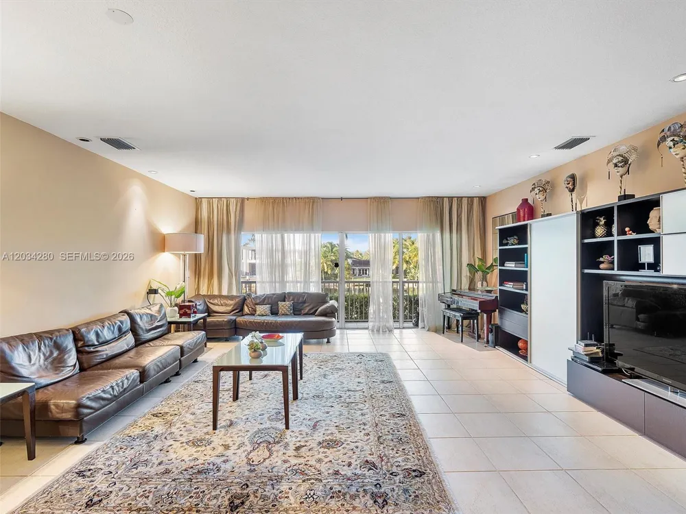 21399 Marina Cove Cir #M12 Aventura, FL 33180