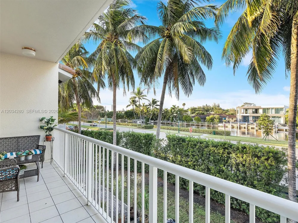 21399 Marina Cove Cir #M12 Aventura, FL 33180