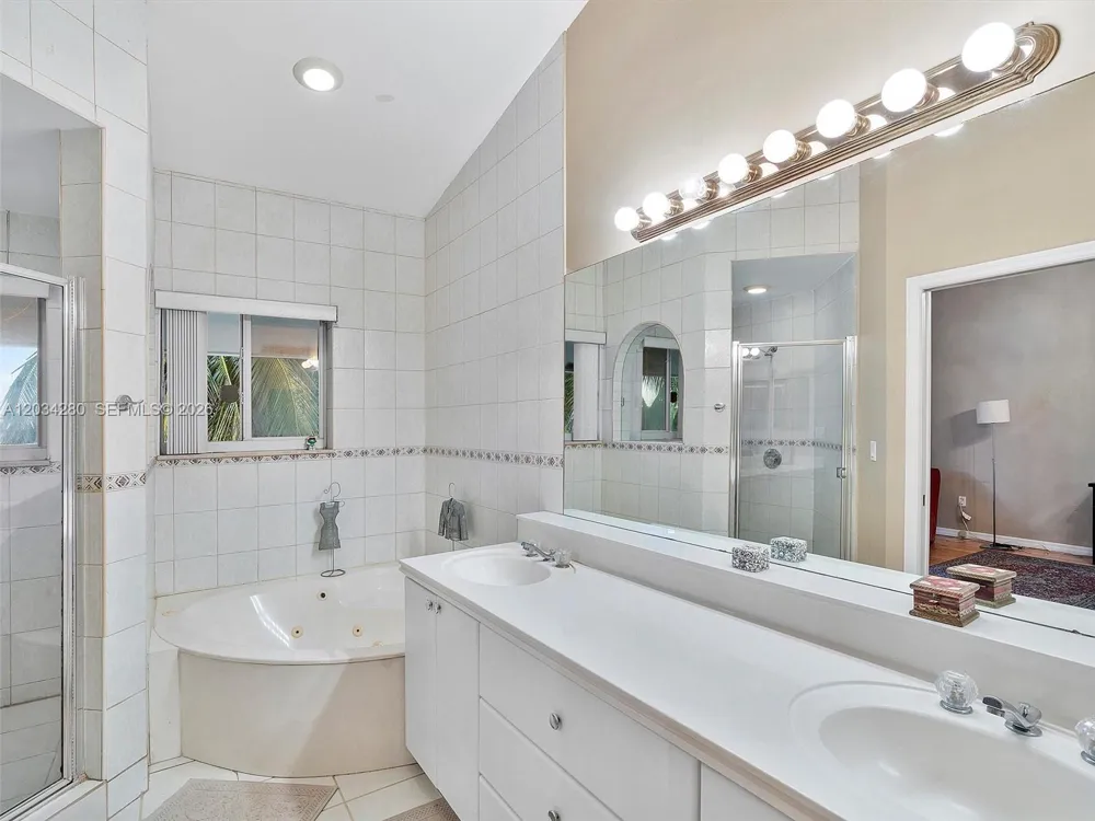 21399 Marina Cove Cir #M12 Aventura, FL 33180