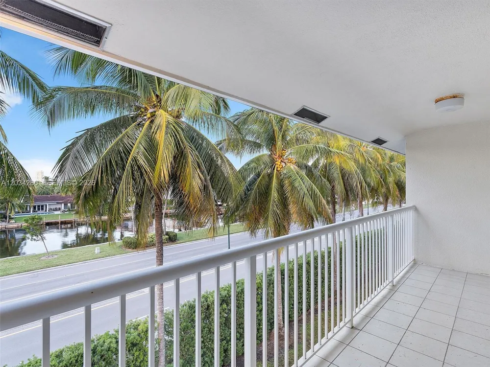 21399 Marina Cove Cir #M12 Aventura, FL 33180