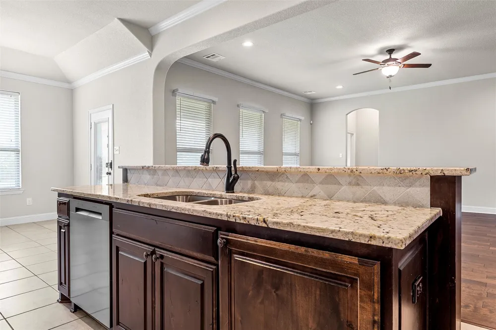 1093 Hesselridge Drive Hewitt, TX 76643
