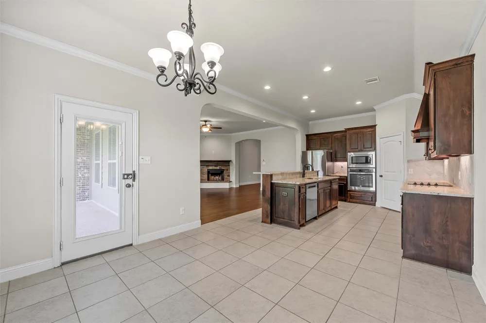 1093 Hesselridge Drive Hewitt, TX 76643