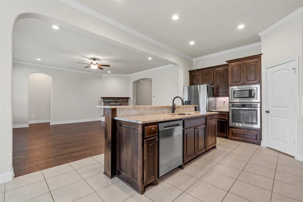 1093 Hesselridge Drive Hewitt, TX 76643