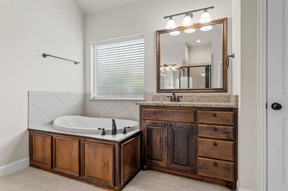 1093 Hesselridge Drive Hewitt, TX 76643