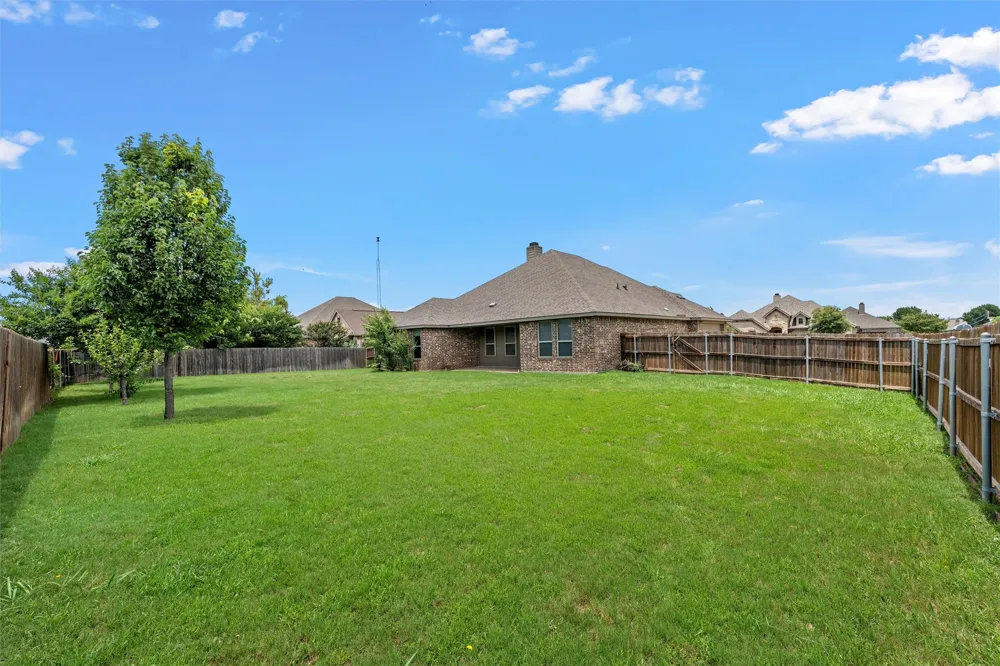 1093 Hesselridge Drive Hewitt, TX 76643