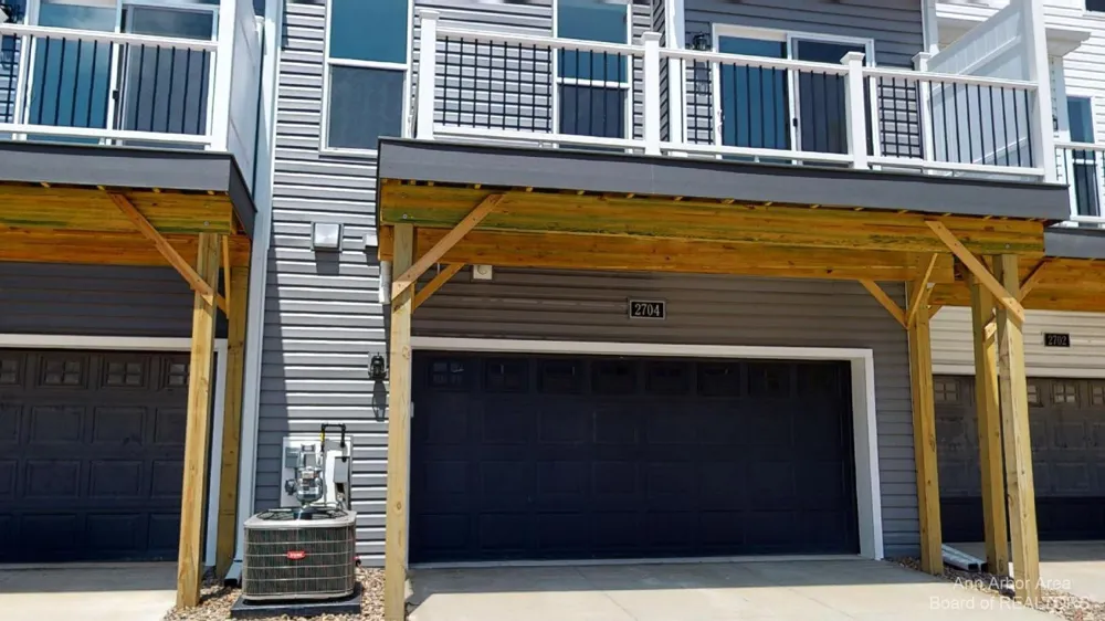 2704 S Spurway Drive Ann Arbor, MI 48105