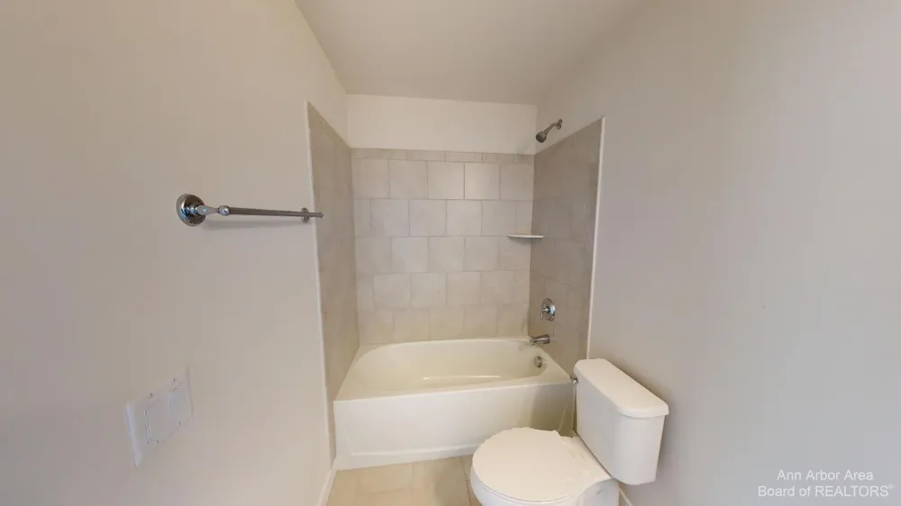 2704 S Spurway Drive Ann Arbor, MI 48105