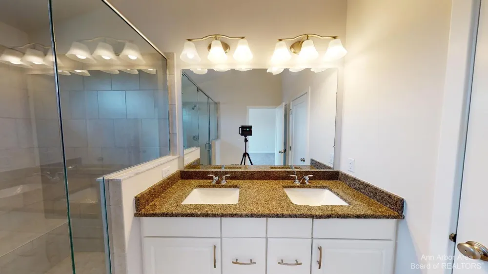 2704 S Spurway Drive Ann Arbor, MI 48105
