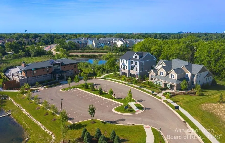 2704 S Spurway Drive Ann Arbor, MI 48105