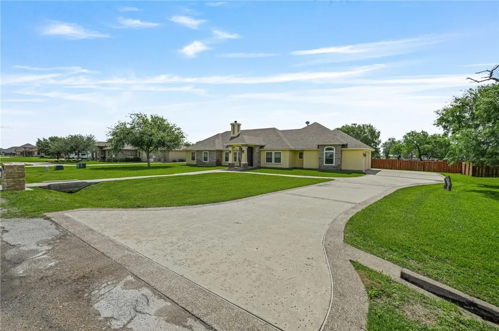 5498 Lonesome Dove Robstown, TX 78380