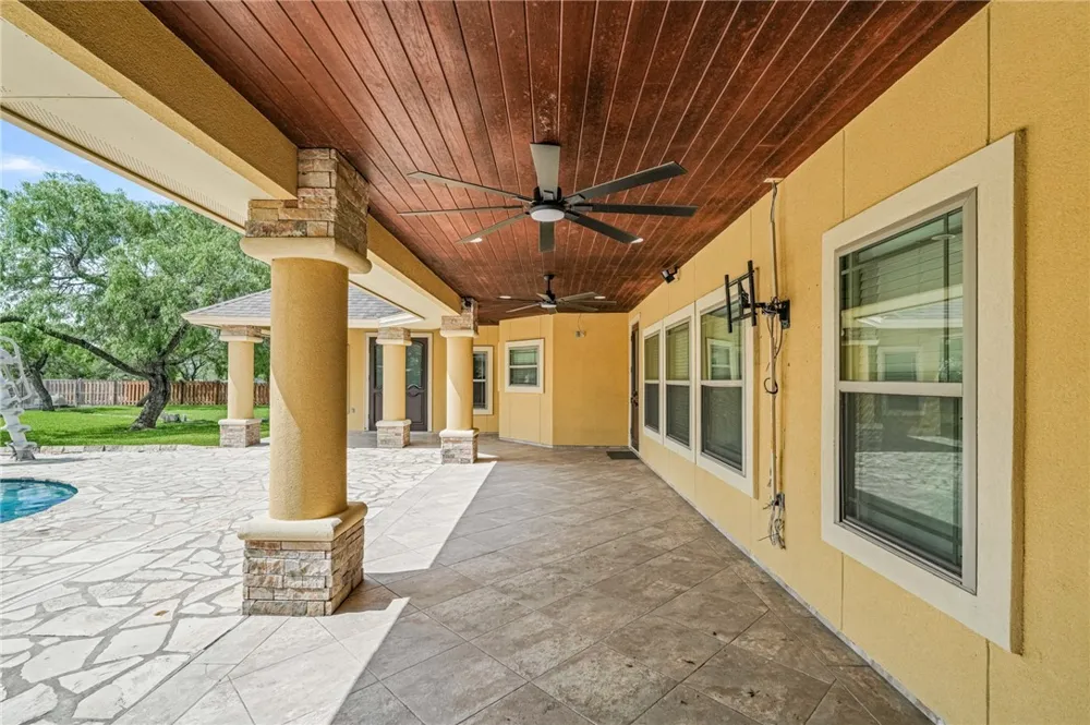 5498 Lonesome Dove Robstown, TX 78380