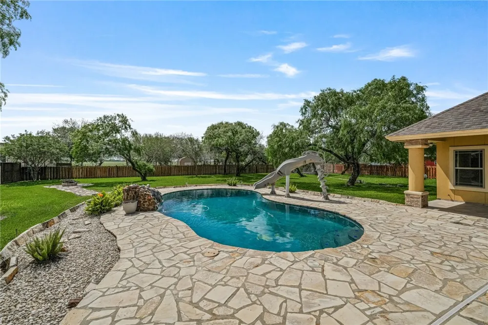 5498 Lonesome Dove Robstown, TX 78380