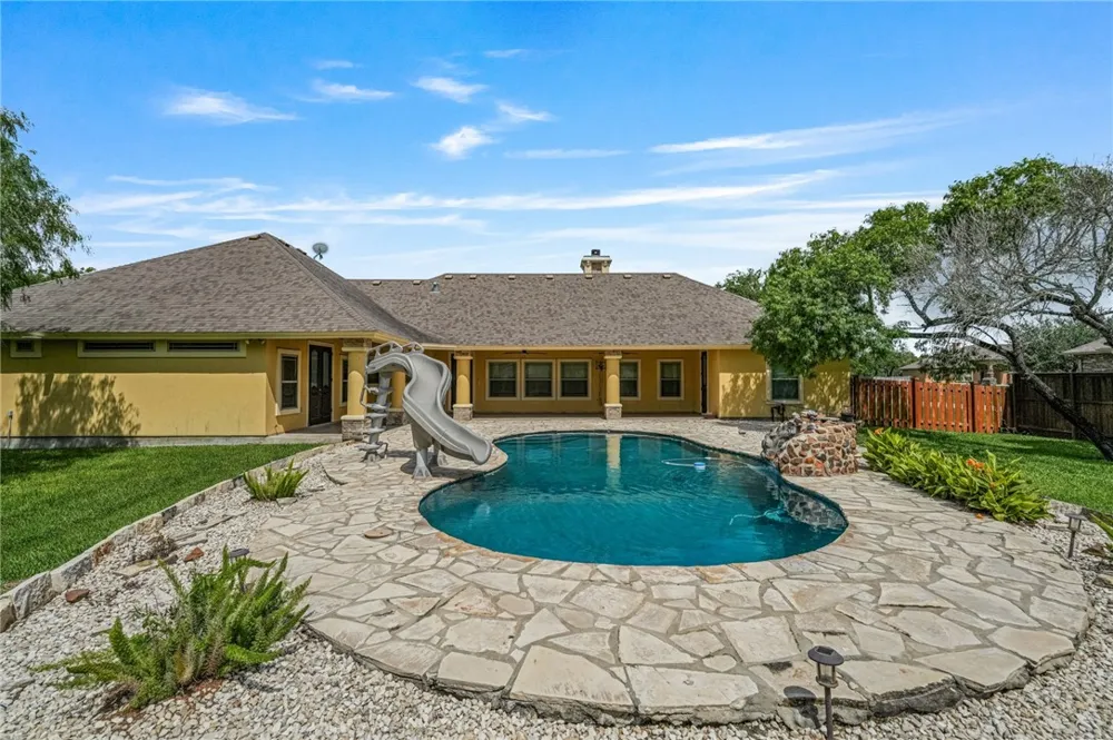 5498 Lonesome Dove Robstown, TX 78380