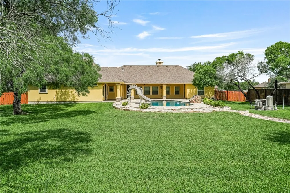 5498 Lonesome Dove Robstown, TX 78380