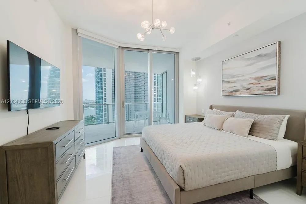 851 NE 1st Ave #2303 Miami, FL 33132