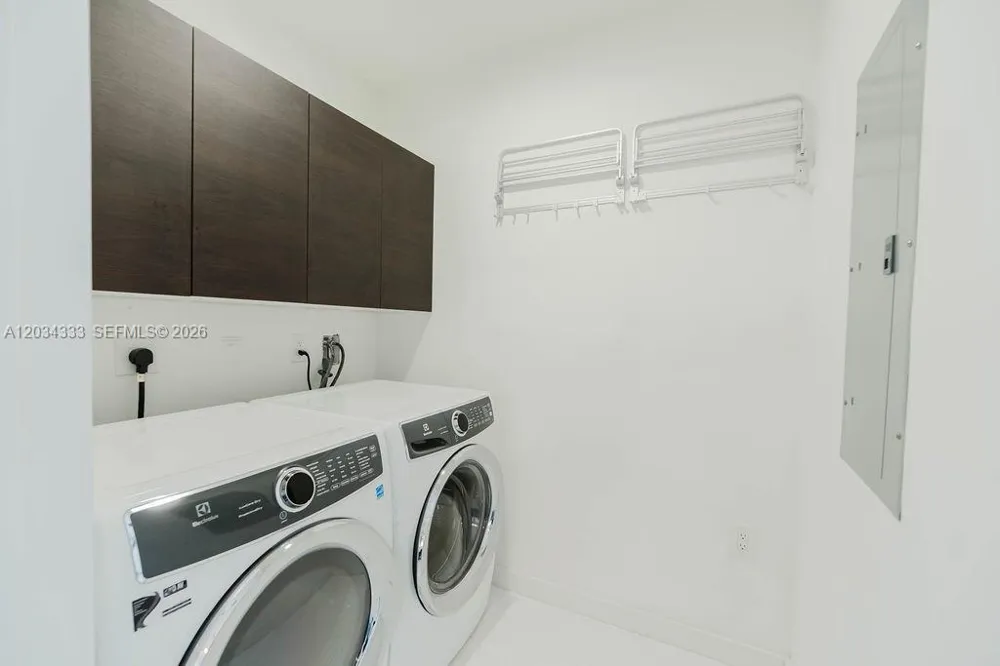 851 NE 1st Ave #2303 Miami, FL 33132
