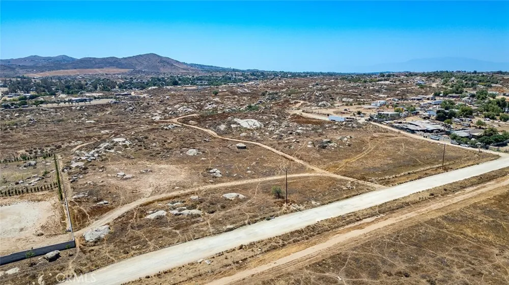 19 Lukens Perris, CA 92570