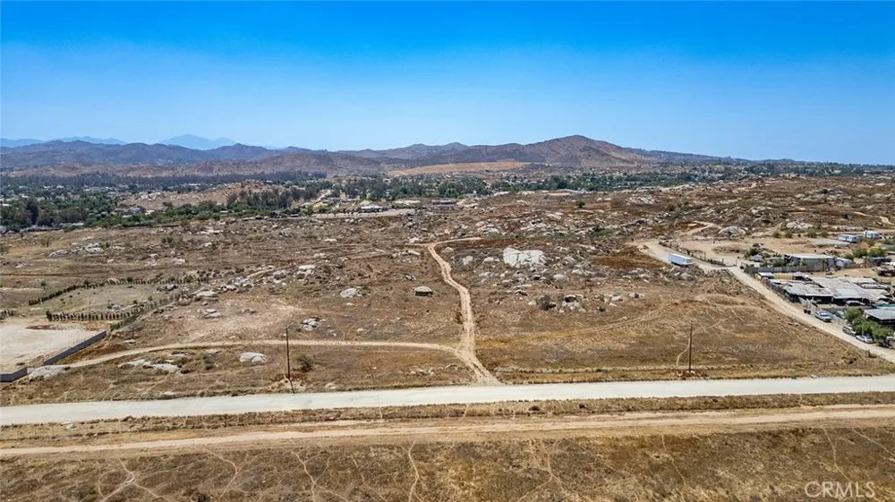 19 Lukens Perris, CA 92570