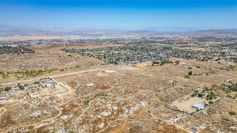 19 Lukens Perris, CA 92570