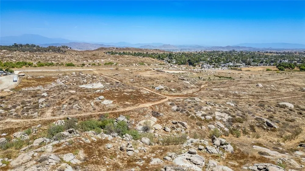 19 Lukens Perris, CA 92570