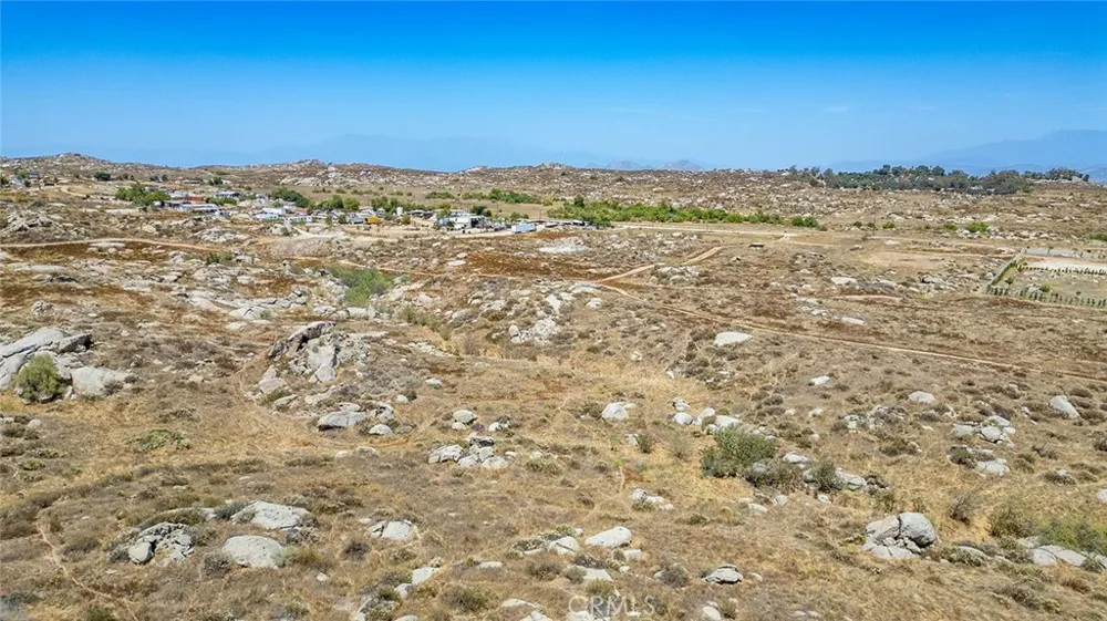 19 Lukens Perris, CA 92570