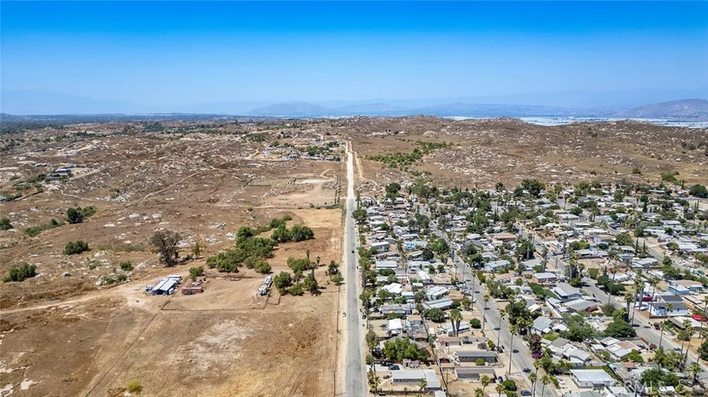 19 Lukens Perris, CA 92570