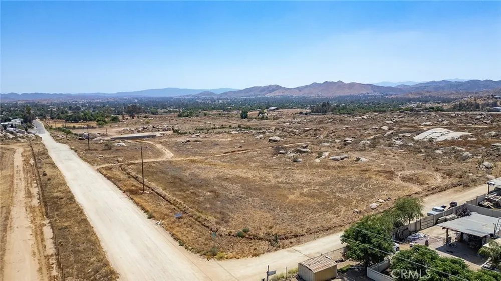 19 Lukens Perris, CA 92570