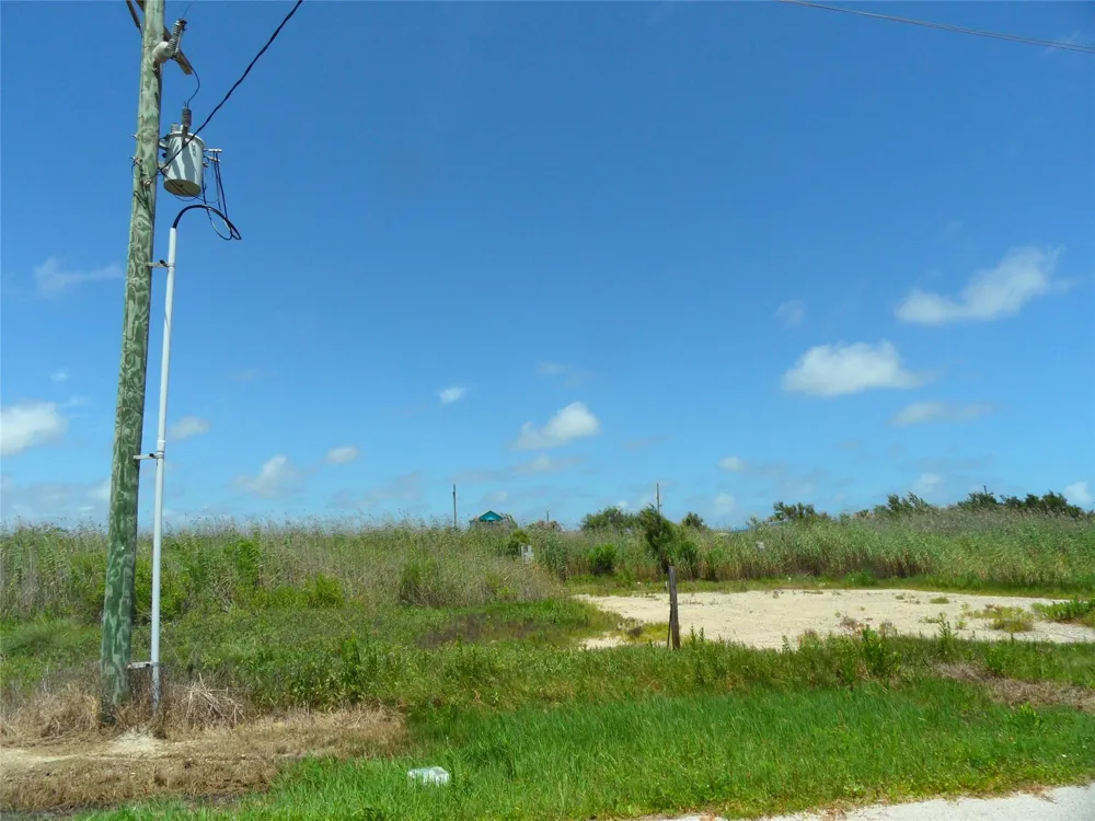 1060 Beach Front Drive Gilchrist, TX 77617