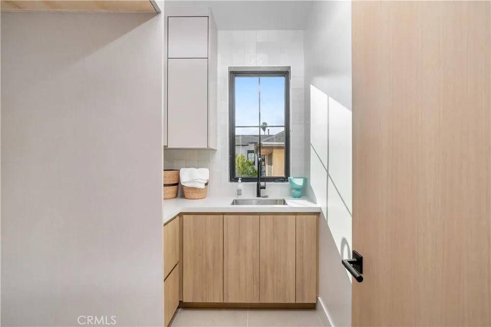 12207 Valleyheart Drive Studio City, CA 91604